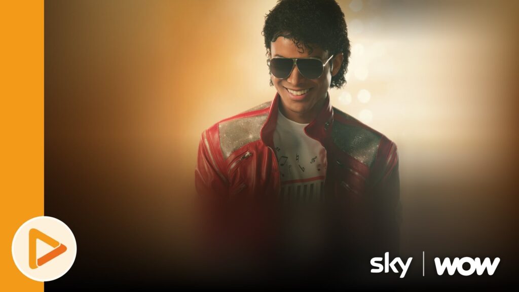 Jaafar Jackson als Michael Jackson in roter Lederjacke und Sonnenbrille im Film Michael