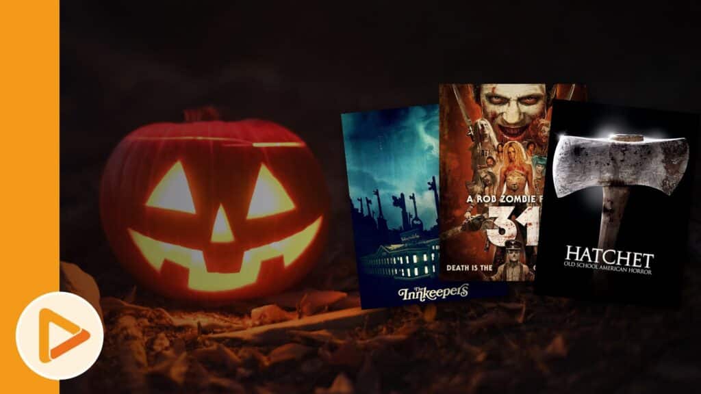 Leuchtender Halloween-Kürbis neben den Filmpostern von The Innkeepers, 31 und Hatchet